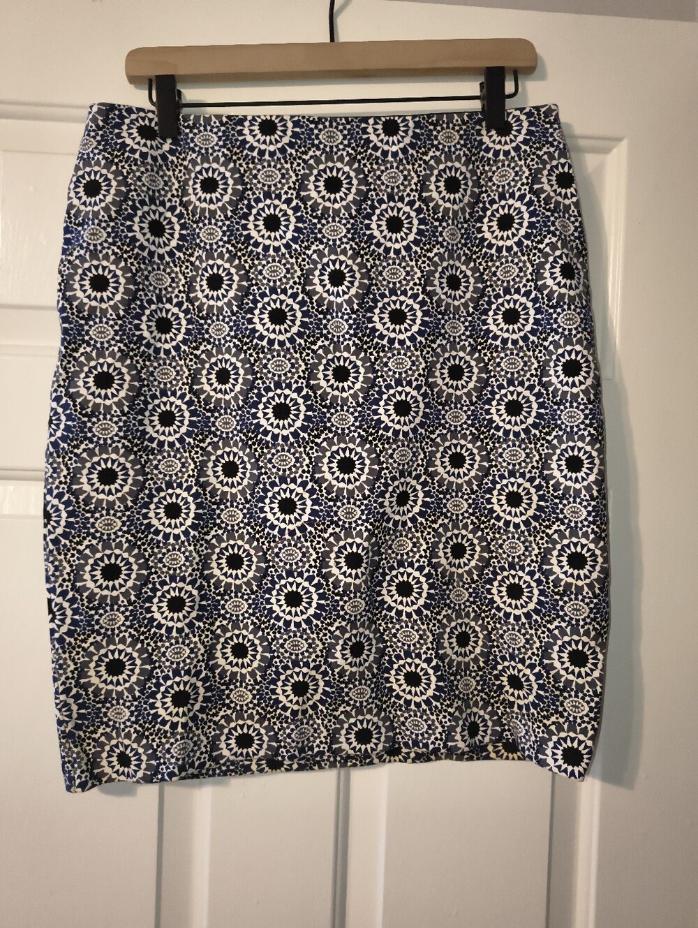 ANN TAYLOR  pencil skirt, size 10.